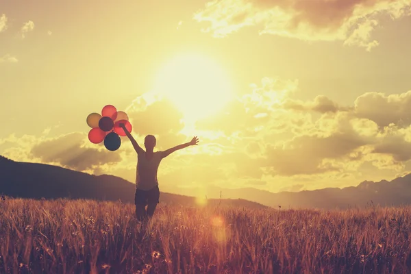 Frau mit bunten Luftballons — Stockfoto