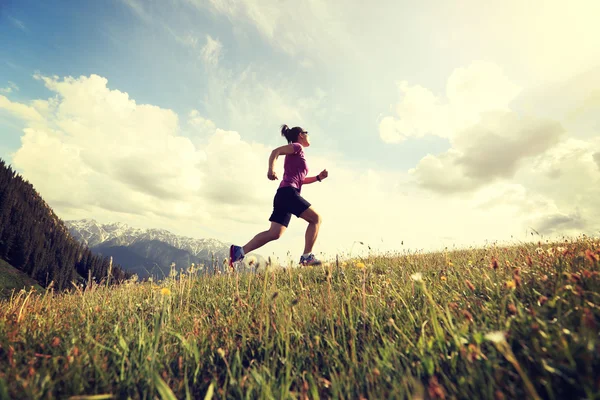 Trail runner running on peak — Stock Photo, Image