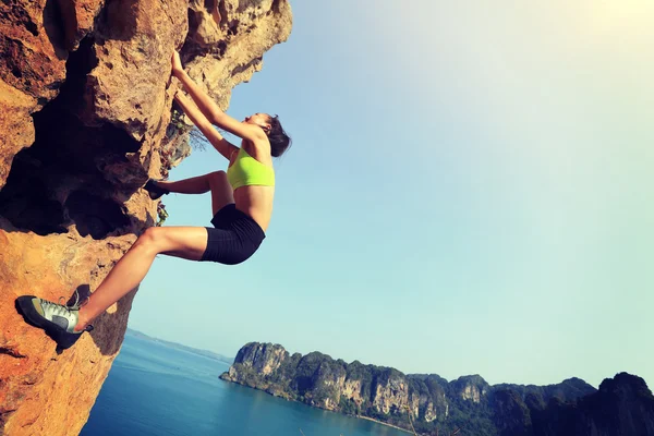 Woman climbing at seaside — Stock Photo, Image