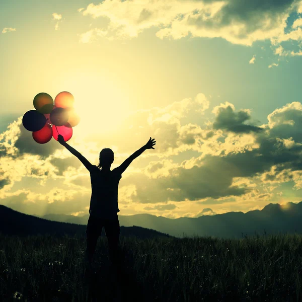 Frau mit bunten Luftballons — Stockfoto