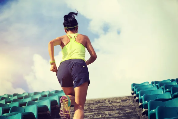 Mujer corriendo en las escaleras —  Fotos de Stock