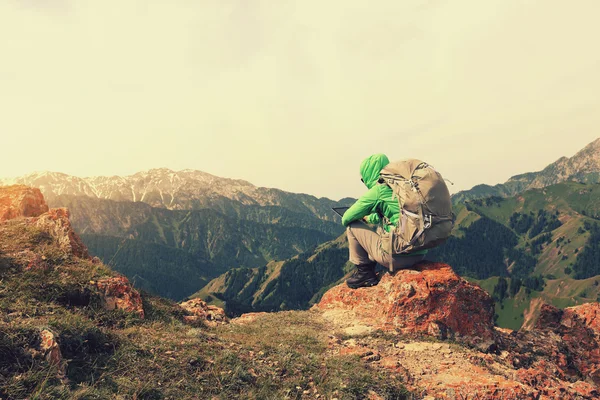 산의 정상에 앉아 배낭 — 스톡 사진