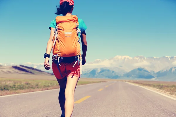 Mujer senderismo en hermosa carretera — Foto de Stock