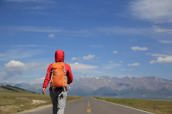 Femme randonnée sur belle route — Photo