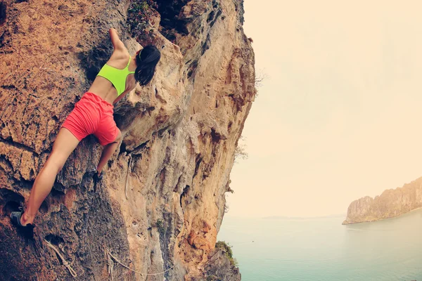 Donna arrampicata in riva al mare — Foto Stock