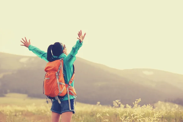 Junge Wanderin mit offenen Armen — Stockfoto