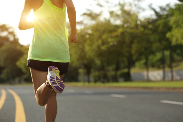 Fitness donna in esecuzione — Foto Stock