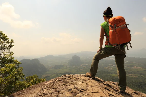 Ung kvinna backpacker vandring — Stockfoto