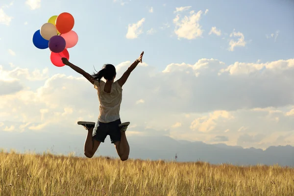 Frau mit bunten Luftballons — Stockfoto