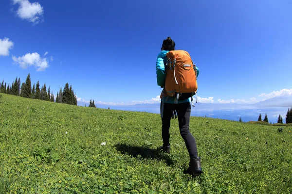 Рюкзак пішохідний на гірській стежці — стокове фото