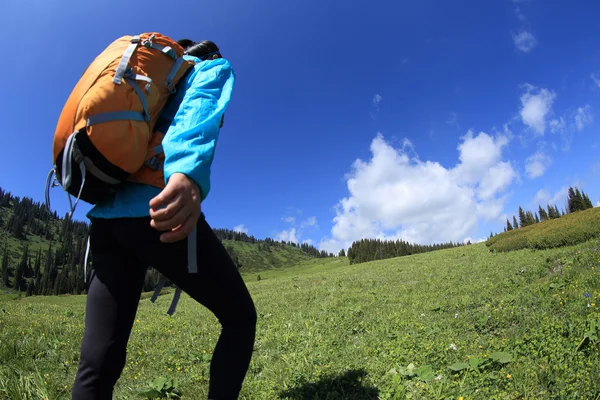 Senderismo mochilero en sendero de montaña —  Fotos de Stock