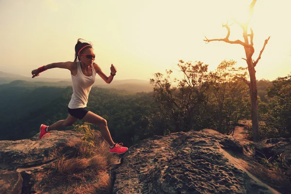 Joven asiático mujer corriendo — Foto de Stock