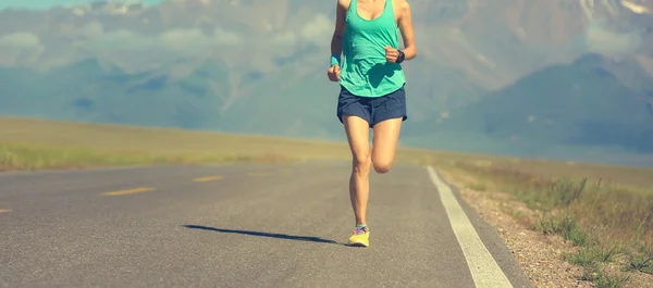 Fitness donna in esecuzione — Foto Stock