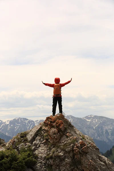 Femme routard sur le sommet de la montagne — Photo