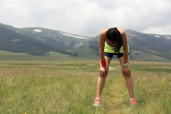 Vrouw runner hebben een pauze — Stockfoto