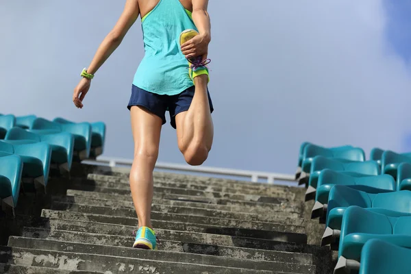 Vrouw runner warmd omhoog — Stockfoto