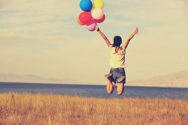 Donna con palloncini colorati — Foto Stock