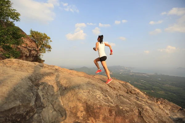 Joven asiático mujer corriendo — Foto de Stock