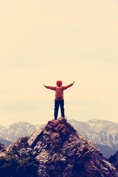 Woman backpacker on mountain peak — Stock Photo, Image