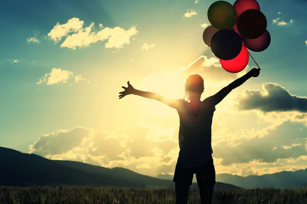 Femme avec des ballons colorés — Photo