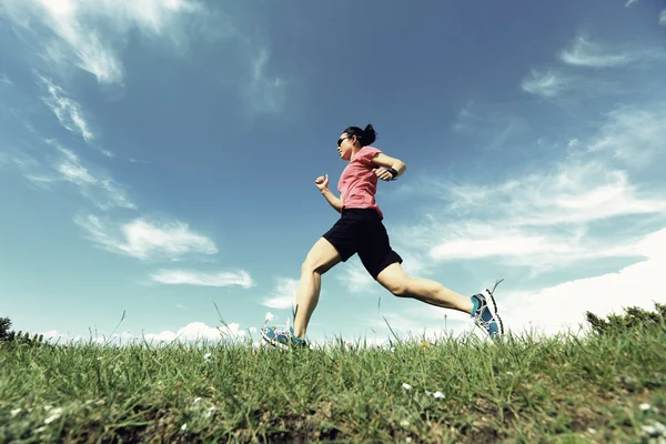 Trail runner running on peak — Stock Photo, Image