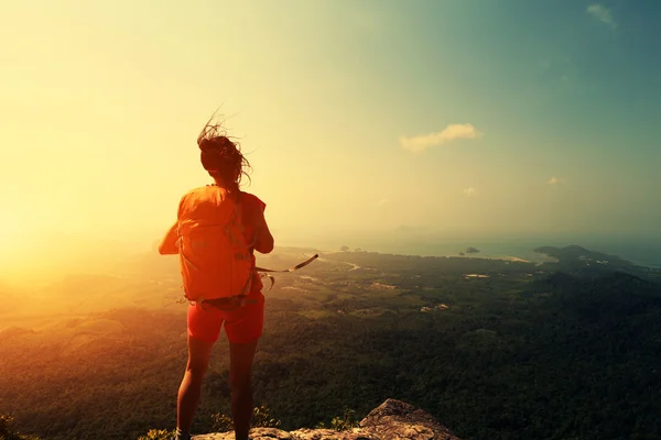 Young woman backpacker hiking — Stock Photo, Image