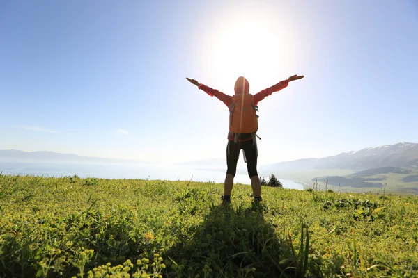 Mujer mochilera en la montaña — Foto de Stock