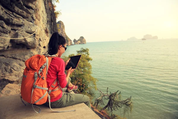 Kadın hiker kullanmak dijital tablet — Stok fotoğraf