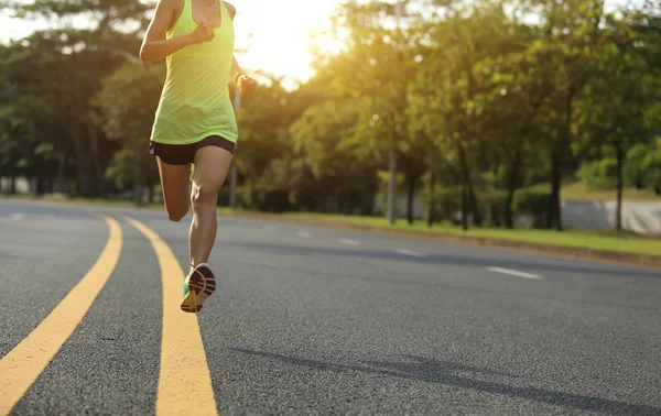 Fitness donna in esecuzione — Foto Stock