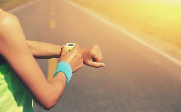 Joven corredora lista para correr — Foto de Stock