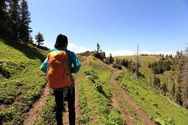 Wandelen over de hoogteweg Backpacker — Stockfoto