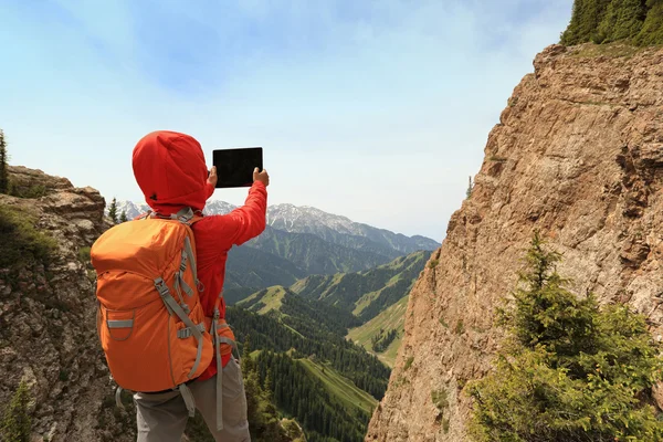 Backpacker mit digitalem Tablet — Stockfoto