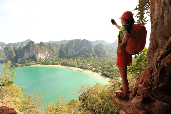 Escursionista donna scattare foto con smartphone — Foto Stock