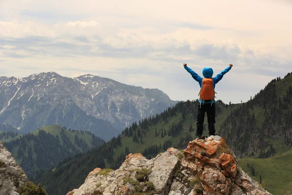 Mujer mochilero en pico de montaña — Foto de Stock