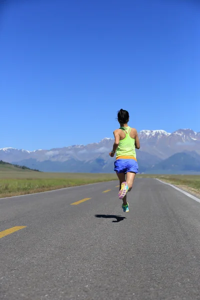 달리는 건강 한 여자 — 스톡 사진