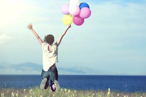 Frau mit bunten Luftballons — Stockfoto