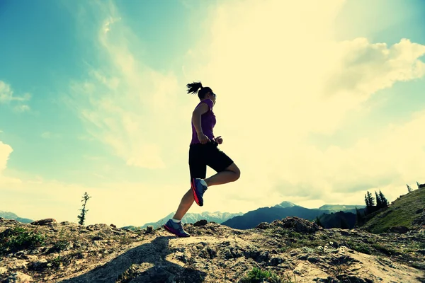 Tepe üzerinde çalışan iz runner — Stok fotoğraf