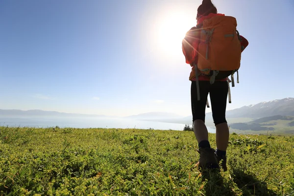 Vrouw backpacker wandelen — Stockfoto