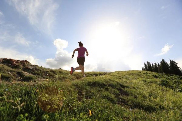 Trail runner körs på topp — Stockfoto