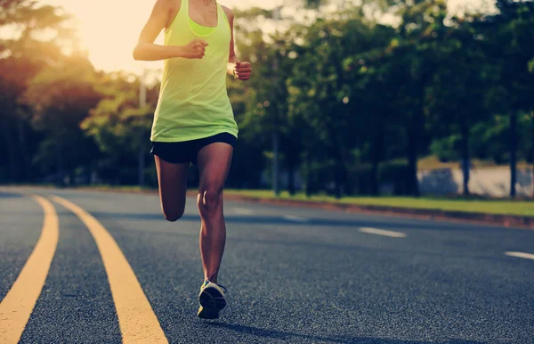 Fitness donna in esecuzione — Foto Stock