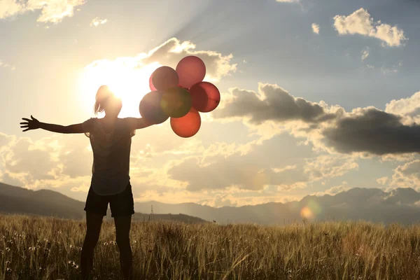 Mujer con globos de colores — Foto de Stock