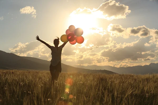 Femme avec des ballons colorés — Photo