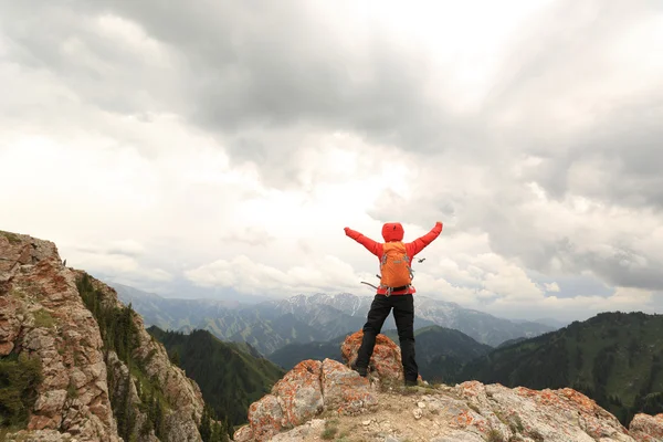 Woman backpacker on mountain peak — Stock Photo, Image