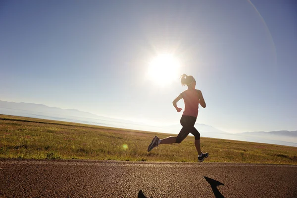 Fitness-Frau läuft — Stockfoto