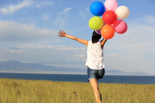 Kvinna med färgade ballonger — Stockfoto