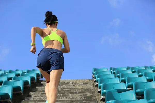 Femme courant dans les escaliers — Photo