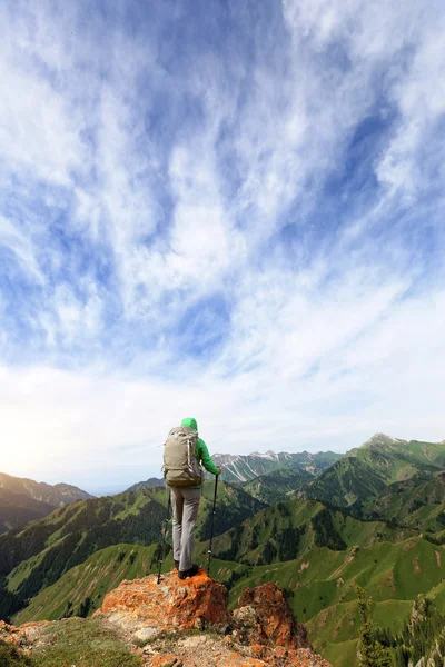 Femme backpacker sur montagne sommet falaise — Photo