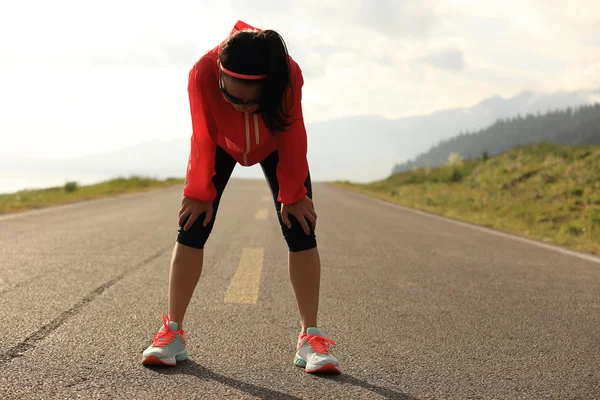 Kvinna löpare har en paus — Stockfoto