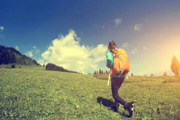 Backpacker hiking on mountain trail — Stock Photo, Image