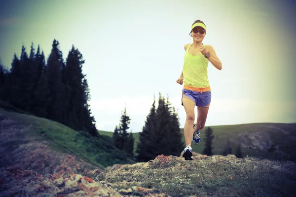 Trail runner körs på topp — Stockfoto